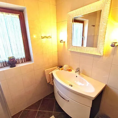 Nyaraló In Near Paradise